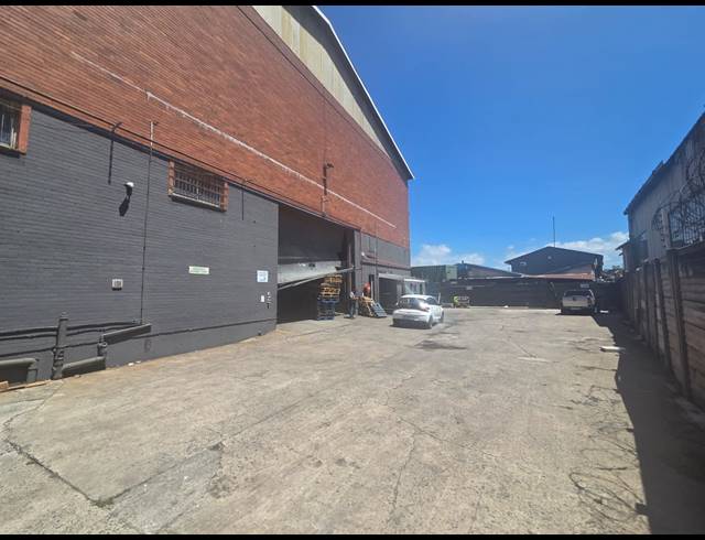 4,200M² WAREHOUSE FOR SALE IN JACOBS